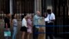 Cubanos hacen fila frente a la embajada de Estados Unidos en La Habana el día de su reapertura para los servicios consulares y de visas. (AP Foto/Ismael Francisco)