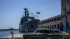 Un marinero cubano pasa junto al buque de la Armada rusa, Perekop, en la Bahía de La Habana, Cuba, el martes 11 de julio de 2023.