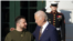 ARCHIVO - El presidente estadounidense Joe Biden da la bienvenida al presidente ucraniano Volodymyr Zelenskiy en la Casa Blanca en Washington, Estados Unidos, el 21 de diciembre de 2022.