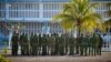 Guardias se preparan para tomar sus posiciones en la cárcel de máxima seguridad Combinado del Este, en La Habana. (Adalberto Roque/AFP)