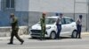 Policías cubanos vigilan una calle de La Habana en el aniversario de las protestas del 11 de julio de 2021. ( Adalberto Roque/AFP/Archivo)