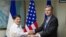 ARCHIVO - El embajador estadounidense Kevin Sullivan entrega sus credenciales al canciller nicaragüense, Denis Moncada. Cortesía: VOA.