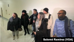 Grupo de cubanos llega a la oficina de la congresista María Elvira Salazar para exponer su petición de acceso a un parole que les permita ser elegibles para la Ley de Ajuste Cubano el 17 de enero de 2024 en Washington.