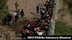 FOTO ARCHIVO. Migrantes de Cuba y Venezuela, mayoritariamente, tras cruzar el Río Grande desde México por Eagle Pass, Texas.
