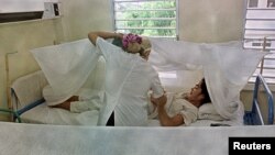 Una doctora atiende a un paciente de dengue en un hospital de Santiago de Cuba. (Reuters/Archivo)