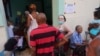 Votantes esperan en fila para ingresar a un colegio electoral durante las elecciones municipales en La Habana, el 27 de noviembre de 2022. 