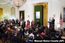 El presidente Joe Biden habla en una recepción con los premiados del Kennedy Center, en la Casa Blanca. (AP Foto/Manuel Balce Ceneta)