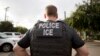 Un agente del Servicio de Inmigración y Control de Aduanas de EEUU durante una operación. (AP Photo/Gregory Bull, File)
