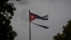 Una bandera cubana, destrozada por los vientos del huracán Ian, ondea en La Habana, el 28 de septiembre de 2022. (AP Foto/Ramón Espinosa)