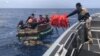 Cubanos rescatados por la Guardia Costera cerca de Cayo Hueso. (Foto: Twitter/Aduanas y Protección Fronteriza de EEUU)