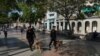 Boinas negras con perros recorren el Paseo del Prado, en La Habana, el 11 de julio de 2022.