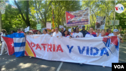 Cubanos en España conmemoraron el primer aniversario de las protestas del 11 de julio en Cuba, el domingo 10 de julio de 2022. (Voz de América).