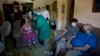 Técnicos de la salud realizan la prueba del coronavirus a una pareja en La Habana. (AP/Ismael Francisco)