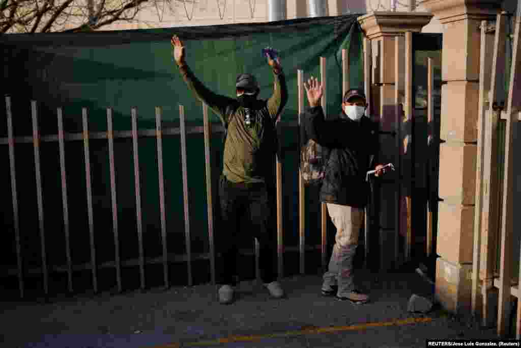 Migrantes bajo el Programa de Protección de Migrantes (MPP) por sus siglas en inglés se despiden de sus amigos antes de entrar al refugio temporal "Leona Vicario" para que le hagan la prueba del coronavirus para poder ser transferidos y continuar sus trámites de asilo. Foto tomada el 11 de marzo de 2021 por REUTERS/José Luis González.