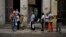 Cubanos esperan fuera de una carnicería en La Habana, el día en que Díaz-Canel sustituyó a Raúl Castro. 