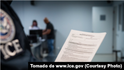Fotografías de un formulario de detención de inmigración tomadas en un centro de detención de ICE.