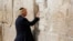 El presidente estadounidense Donald Trump reza frente al Muro de las Lamentaciones durante su visita a Jerusalén.