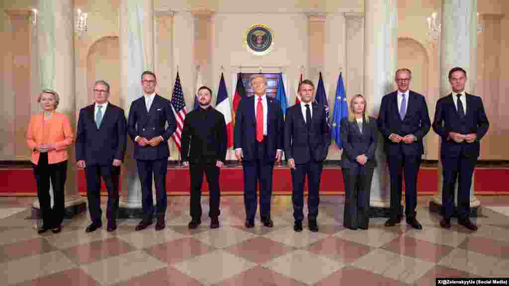 El presidente Trump, Zelenskyy y varios líderes europeos en la foto oficial de las conversaciones del lunes, 18 de agosto, en la Casa Blanca.