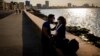 Una pareja en el Malecón de La Habana en medio de la epidemia de coronavirus. 