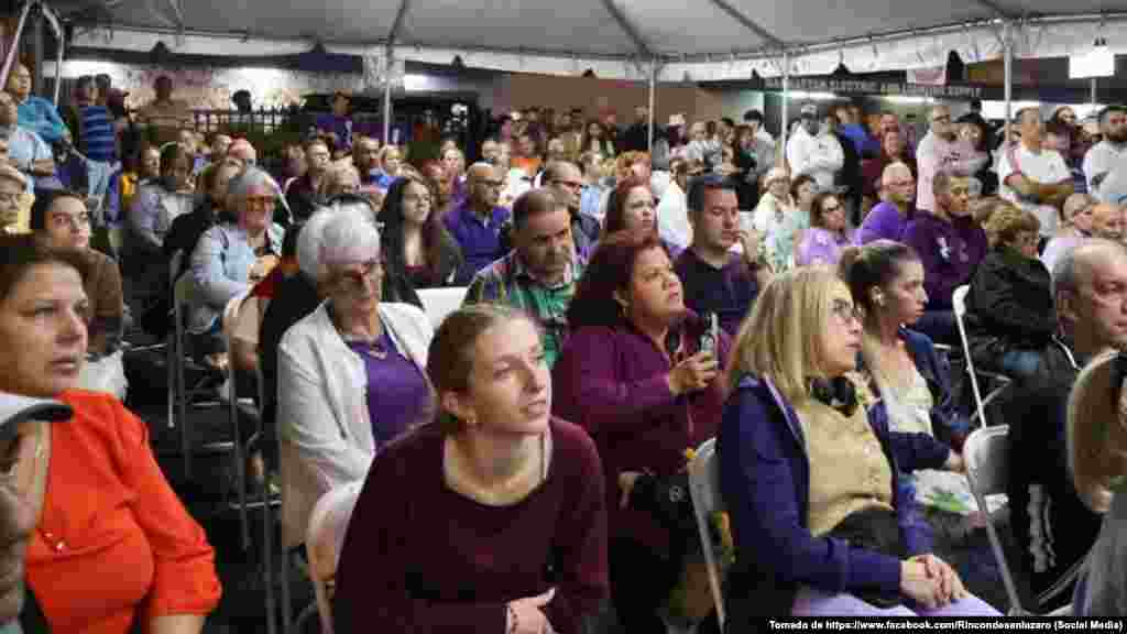 Religiosos acuden al Rincón de San Lázaro, en Hialeah, Miami, este 17 de diciembre para adorar al santo milagroso.