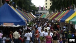 Miles de personas recorren la Feria Internacional del Libro en el campus del Miami Dade Collage, en Miami, Florida. EFE/John Riley