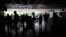 Personas se aglomeran en la oscuridad en un centro comercial en medio de un apagón en Venezuela. 