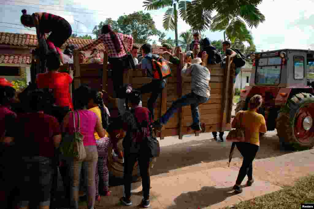 Pasajeros usan un tractor como trasnporte público en Viñales. REUTERS/Alexandre Meneghini