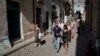 Un grupo de turistas rusos se pasea por las calles de La Habana durante la pandemia. REUTERS/Alexandre Meneghini