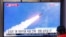 Un noticiero en Corea del Sur muestra el disparo de un misil de Corea del Norte, el 1 de enero de 2020. (AP Photo/Ahn Young-joon).
