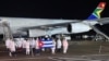 Médicos cubanos arribaron a Pretoria el l 27 de abril de 2020. (REUTERS/Siyabonga Sishi)