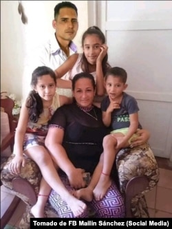 Yosvany Rosell García Caso y su esposa Mailín Sánchez son padres de tres niños.