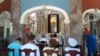 Fieles rezan en el Camarín del Santuario Nacional de la Virgen de la Caridad del Cobre. (Foto: Facebook/Archivo)