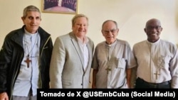 De Izq. a der. el obispo auxiliar de Holguín, Marcos Pirán Gómez, el embajador Hammer, el obispo de Bayamo, Álvaro Julio Beyra Luarca, y el obispo de la Diócesis de Guantánamo-Baracoa, Silvano Pedroso Montalvo.