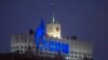 Vista del rótulo luminoso consorcio ruso Gazprom en un edificio delante del palacio de gobierno ruso en Moscú, Rusia. 