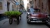 Un vendedor de verduras en una calle de La Habana.