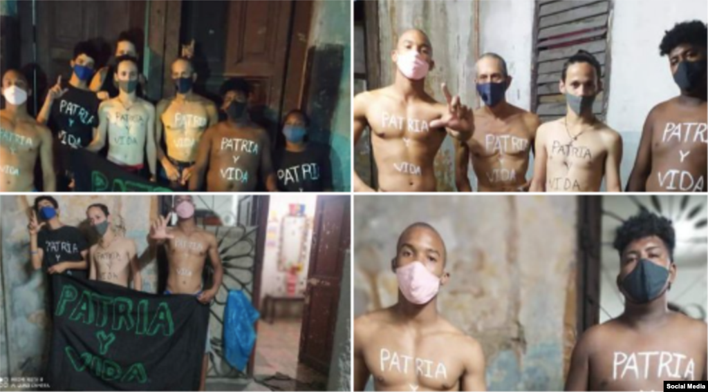 Jóvenes cubanos posan con carteles de Patria y Vida. Tomado de Twitter @Yoelmilanes2