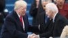 El entonces vicepresidente Joe Biden saluda al presidente Donald Trump cuando fue juramentado como presidente 45 de EEUU, el 20 de enero de 2017. REUTERS/Carlos Barria