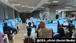 Equipos de la Misión Electoral de la OEA en Honduras observando los procesos de escrutinio de los comicios presidenciales.