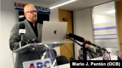 Rafael Marrero, autor del libro La Última frontera, durante su intervención en la sede de la Asamblea de la Resistencia Cubana.