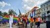 Más de cien personas participaron en una manifestación por los derechos LGBT en La Habana.