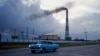 Un auto pasa frente a una termoeléctrica en Santa Cruz del Norte, Cuba. REUTERS/Alexandre Meneghini
