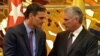 Pedro Sánchez (izq.) y el gobernante cubano Miguel Díaz-Canel en La Habana. Foto Archivo.