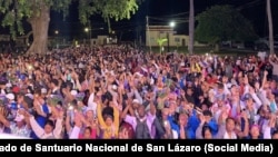 Fieles se congregan en "El Rincón" de San Lázaro, en La Habana, como cada 17 de diciembre. Creyentes católicos y de la santería adoran a San Lázaro/Babalú Ayé, piden por su salud y le cumplen las promesas al santo milagroso. 