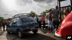 FOTO ARCHIVO. Los conductores esperan su turno para cargar combustible en sus vehículos en una gasolinera en La Habana, Cuba, el 14 de julio de 2022. (Foto AP/Ramon Espinosa)
