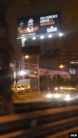 Valla publicitaria que condena a los dictadores de Cuba y Venezuela Raúl Castro y Nicolás Maduro.