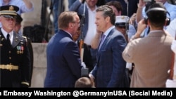 Hegseth se reunió con el ministro de Defensa, Pistorius, y agradeció a Alemania por estar a la altura de los desafíos de defensa.