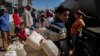 La gente hace fila en un camión cisterna que distribuye agua potable en medio de las secuelas del huracán Ian en La Coloma, provincia de Pinar del Río, Cuba, el 5 de octubre de 2022. (AP Foto/Ramón Espinosa)