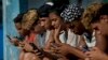 Jóvenes cubanos se conectan a internet desde su teléfono móvil en La Habana (Foto: Archivo).