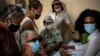 Habaneros esperan para vacunarse con Abdala, este 23 de junio, en un consultorio de La Habana. (AP/Ramón Espinosa)