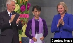 Aung San Suu Kyi recibe en el 2012 el Premio Nobel que le otorgaron en 1991.